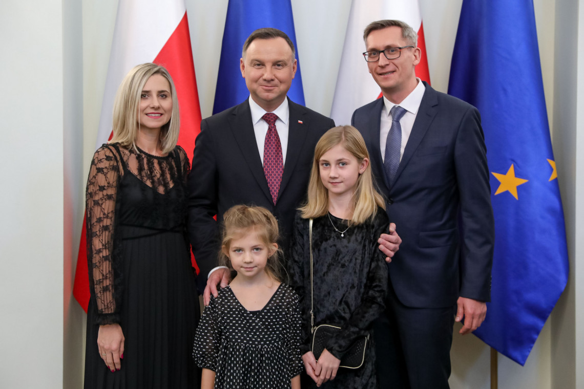 Panu prof. Łukaszowi Albrechtowi towarzyszą: żona Anna oraz córki Hania (7 lat) i Małgosia (11 lat)