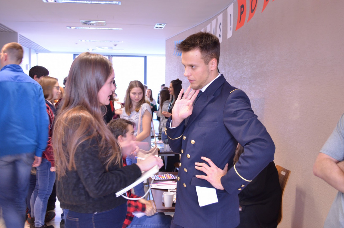 Student IFE, Maciej Krawiec w mundurze uczelni ENSAM Cluny w rozmowie z uczniami
