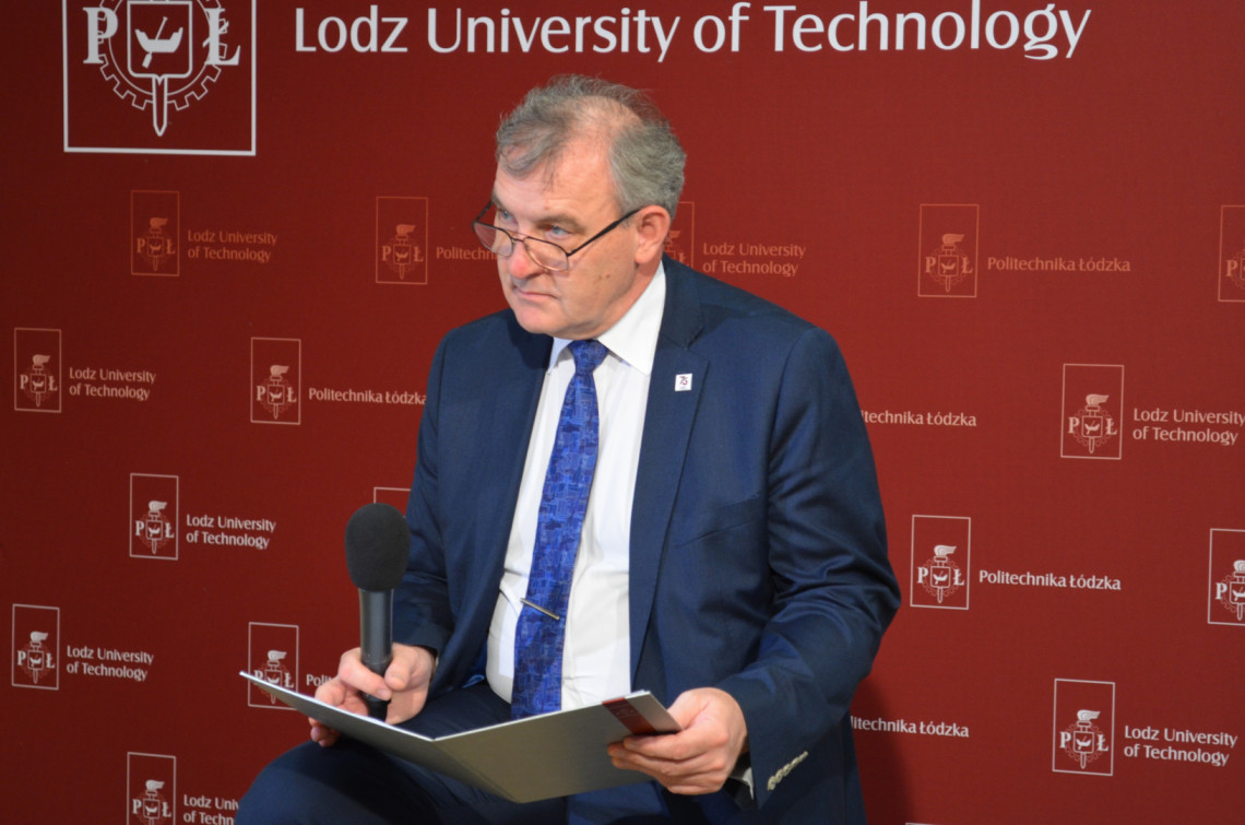 O zaletach uczelni mówił prorektor ds. kształcenia, prof. Krzysztof Jóźwik