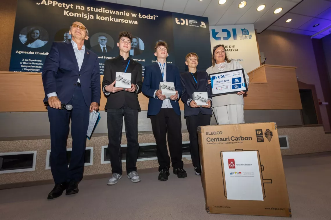 Zwycięzki zespół z prof. Pawłem Stumiłlo, przewodniczącym Rady Klasta