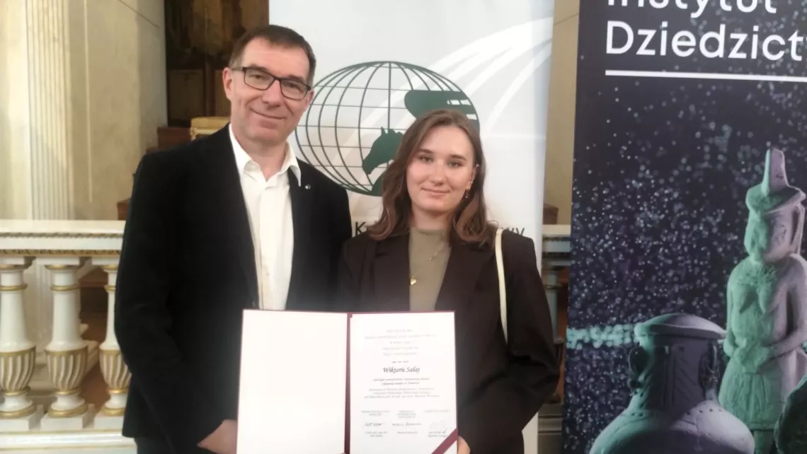 Laureatka i promotor podczas uroczystości w Łazienkach Królewskich 