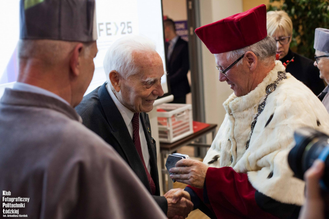 Medal IFE otrzymuje prof. Janusz Turowski, były prorektor i jeden z twórców IFE.