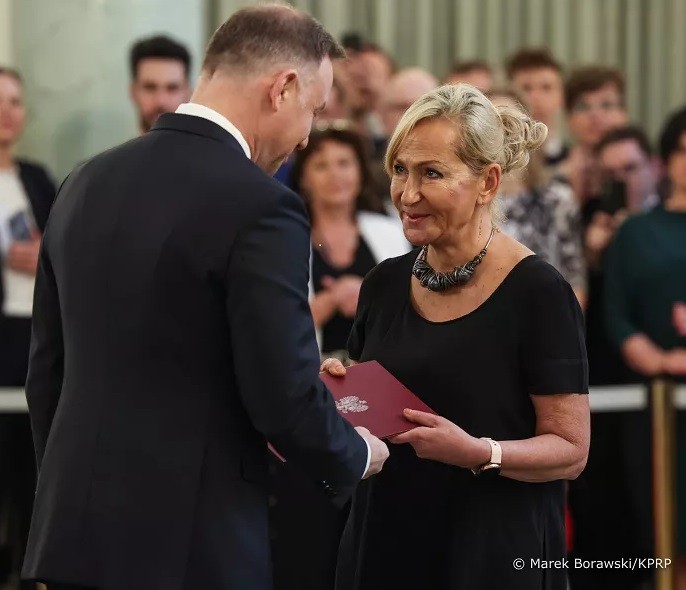Prof. Katarzyna Grabowska odbiera akt nominacyjny z rąk Prezydenta RP
