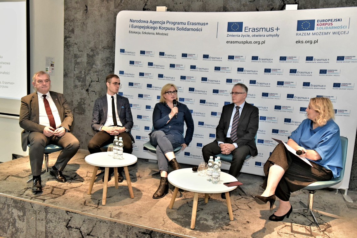 Uczestnicy panelu otwierającego. Od lewej: rektor prof. Krzysztof Jóźwik,  dyrektor Bartosz Stawiarz (Erasmus+), dyrektor Marzena Bednarek- Kokosza (UŁ), prorektor dr Krzysztof Franek (Szkoła Filmowa), dyrektor dr inż. Dorota Piotrowska, prof. PŁ (CWM)