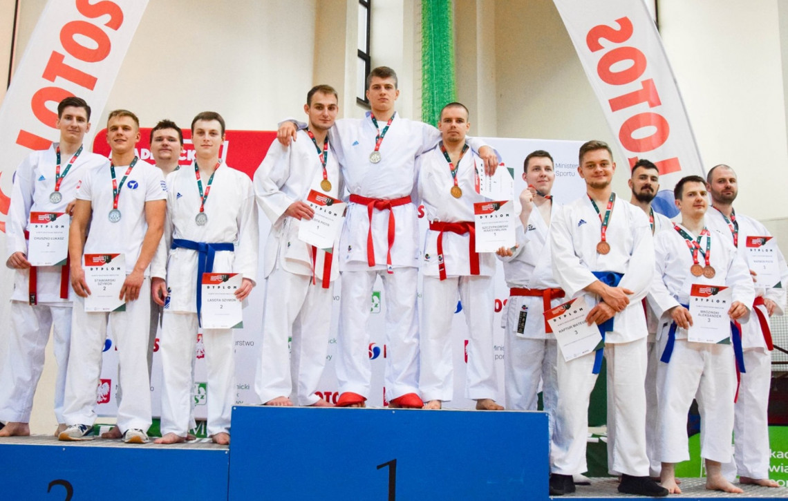 Wicemistrzowie Polski w kumite drużynowym mężczyzn: (od lewej) Łukasz Chuszno, Szymon Stawiarski, Jakub Dynda i Szymon Lasota 