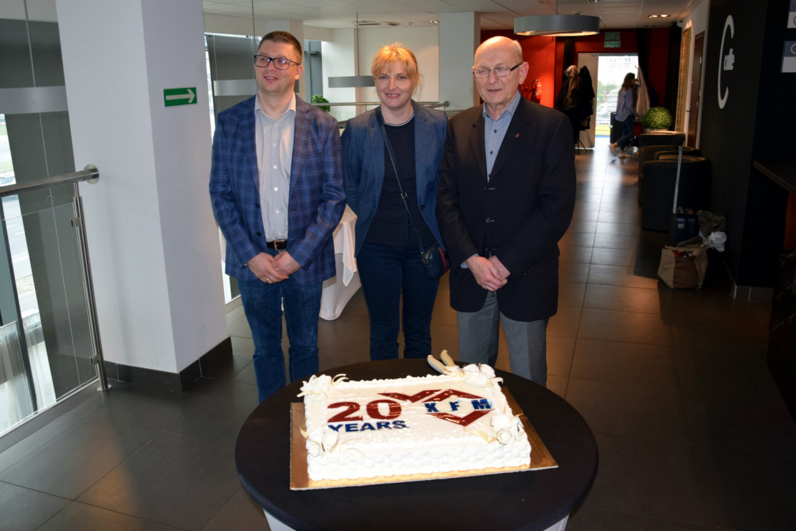 Przy urodzinowym torcie: prof. Jacek Ulański (kierownik katedry), dr hab. inż. Beata Łuszczyńska, dr inż. Tomasz Marszałek