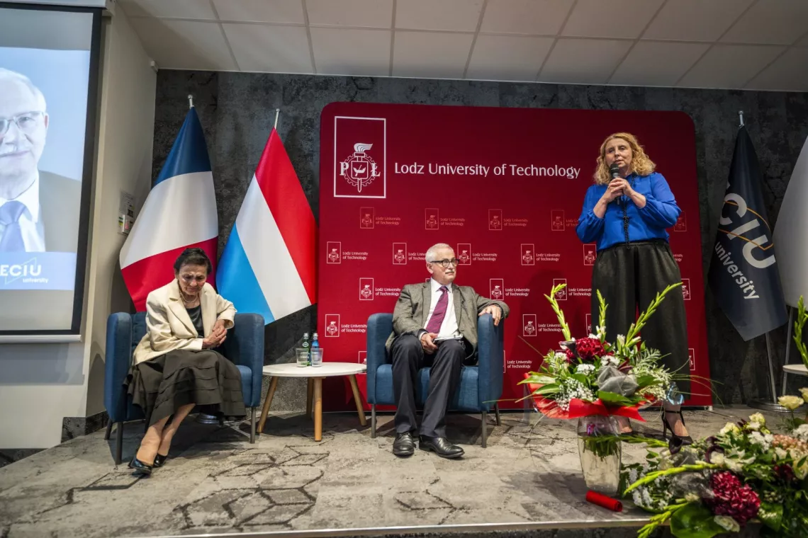 Na podium: małżonka Profesora dr Halina Krysińska i syn dr inż. Tomasz Krysiński oraz prowadząca część poświęconą wspomnieniom - dyrektor dr inż. Dorota Piotrowska, prof. PŁ 