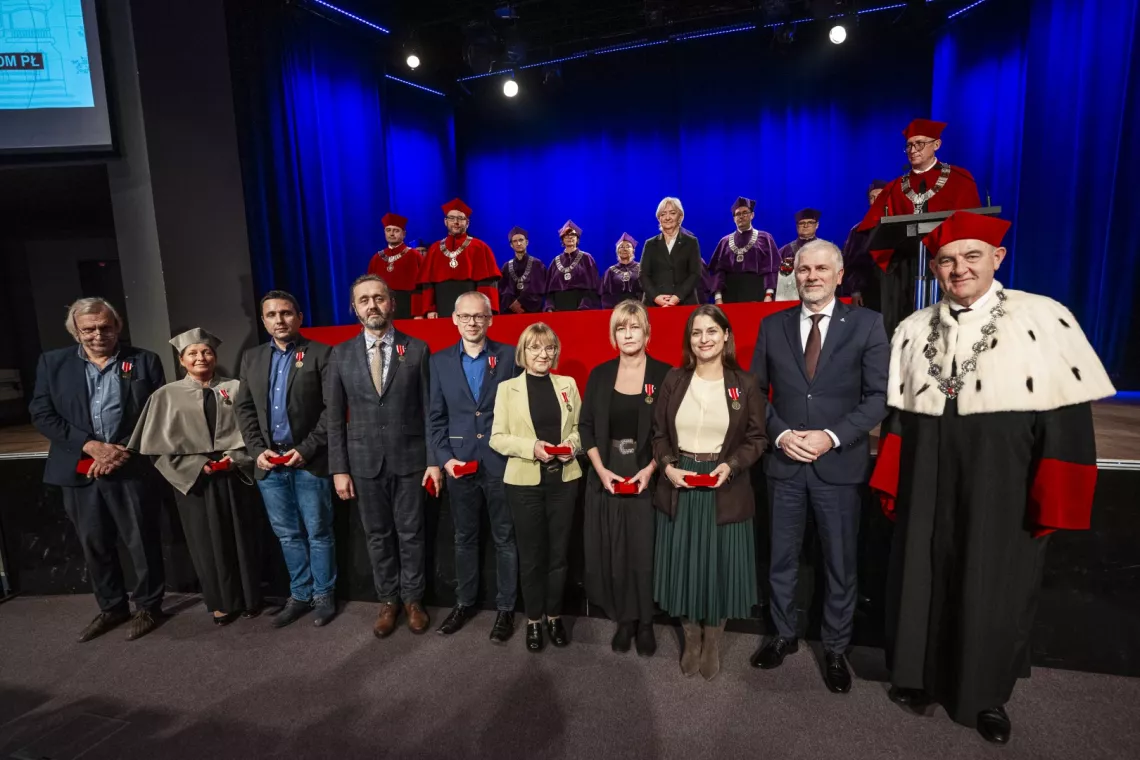 Grupa odznaczonych Medalem Komisji Edukacji Narodowej z kuratorem Januszem Brzozowskim i rektorem prof. Krzysztofem Jóźwikiem