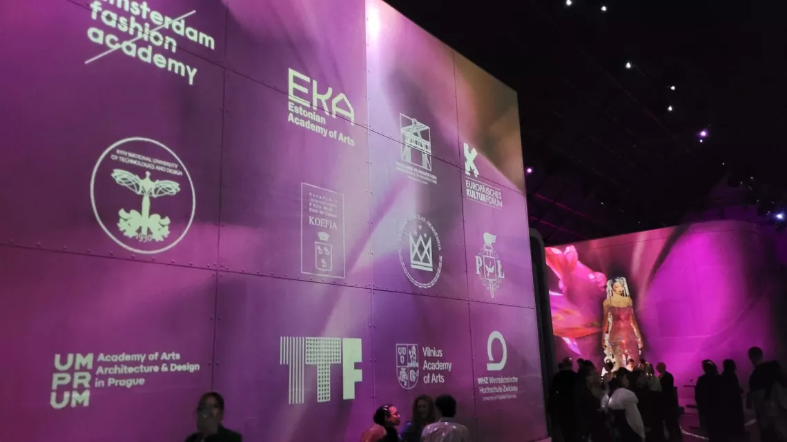 Holograficzny pokaz mody w Amsterdamie, loga partnerskich uczelni