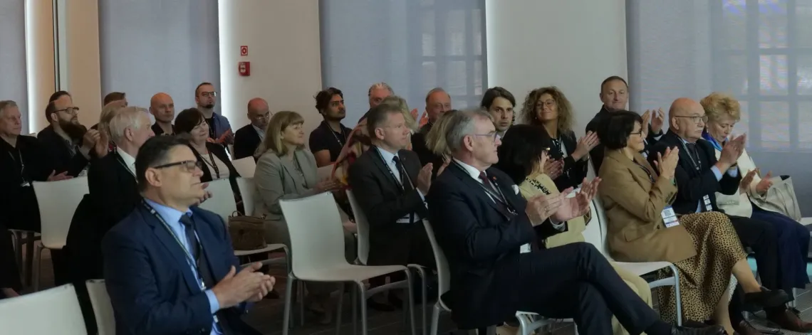 Uczestnicy konferencji uczastniczący w uroczystości otwarcia
