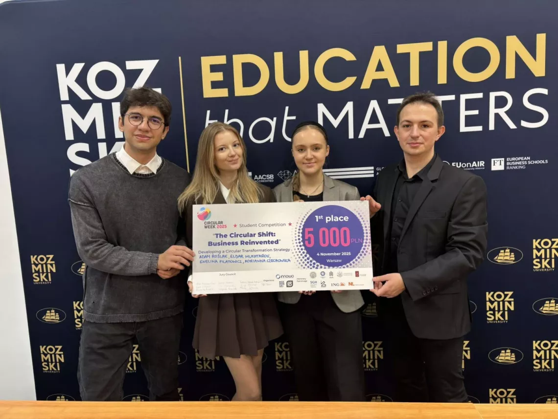 Czworo studentów z symbolicznym czekiem za zwycięstwo