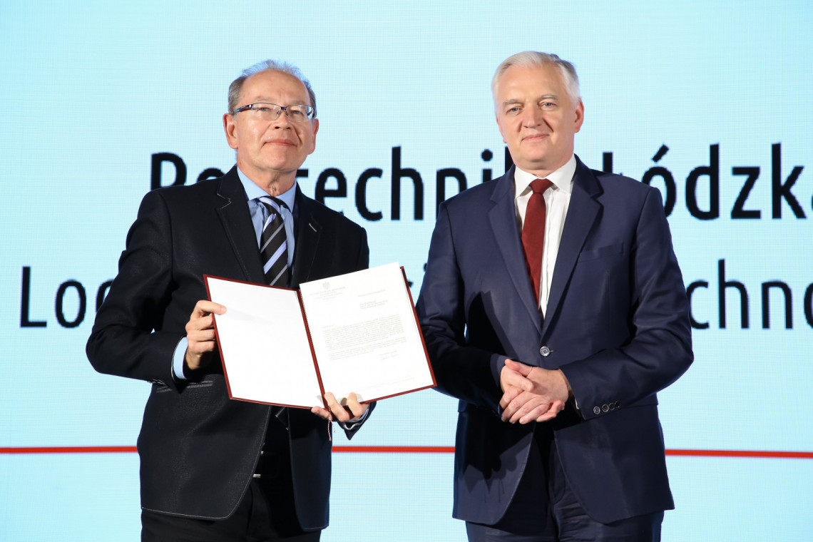 Z rąk ministra Jarosława Gowina list gratulacyjny odebrał prorektor ds. nauki prof. Ireneusz Zbiciński