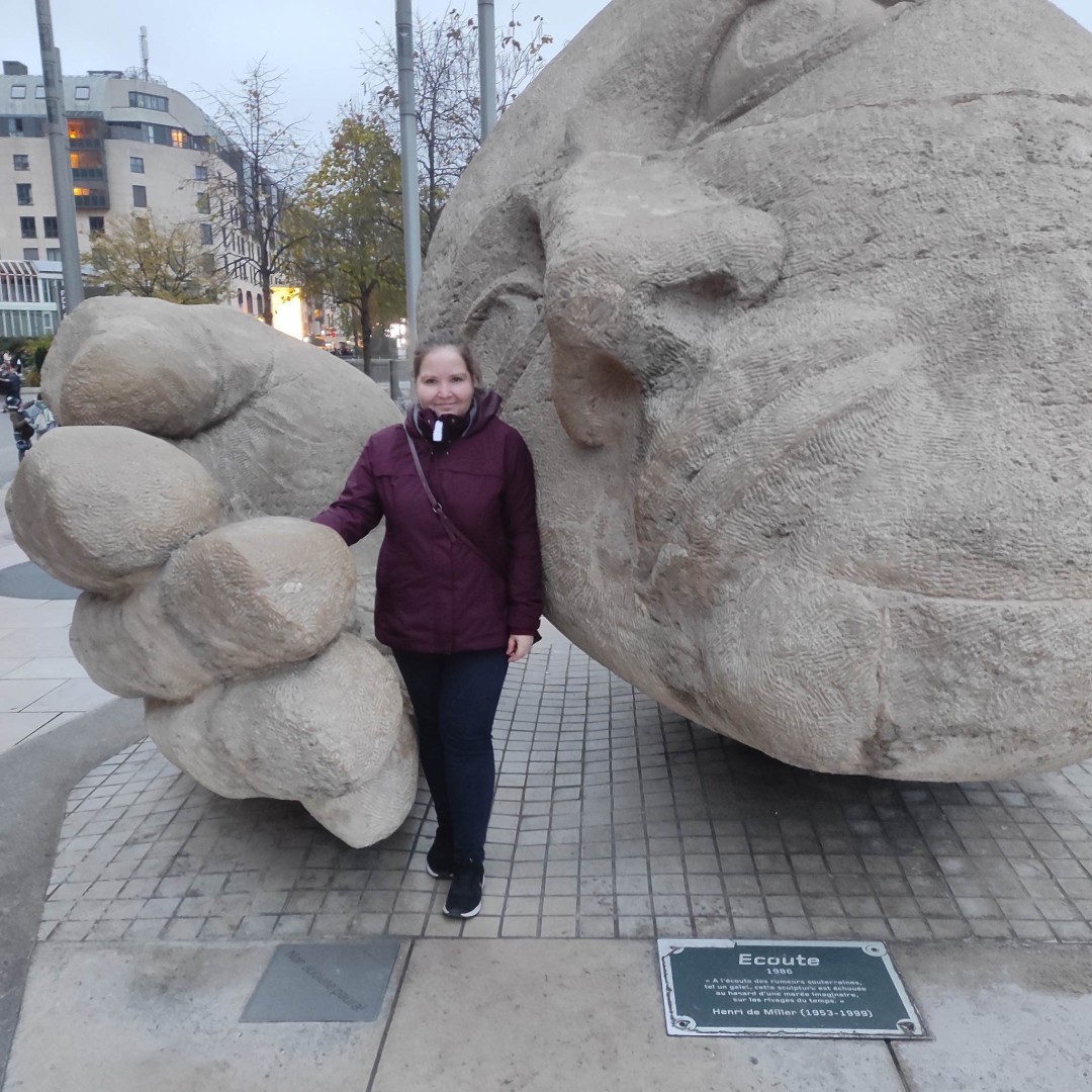 Agnieszka Hejduk w Paryżu przed rzeźbą L'Écoute (Słuchanie) – dziełem francuskiego artysty Henri de Miller