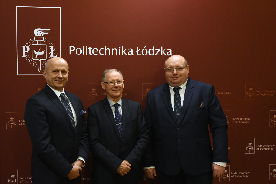 Od lewej: prezes Mirosław Klepacki, rektor prof. Sławomir Wiak, dyrektor Apator Elkomtech Krzysztof Kluszczyński
