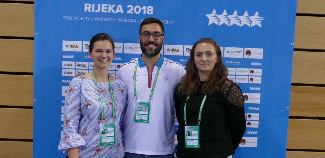 Paulina Urbanek (z lewej) i Patrycja Cyniak z Paulo Ferreira, dyrektorem departamentu Akademickich Mistrzostw Świata FISU