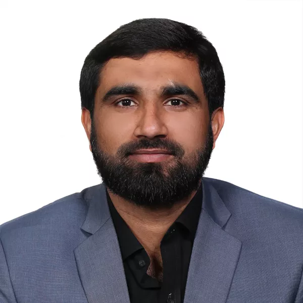 Młody mężczyzna z krótkim zarostem, w marynarce i ciemnej koszuli - zdjęcie portretowe