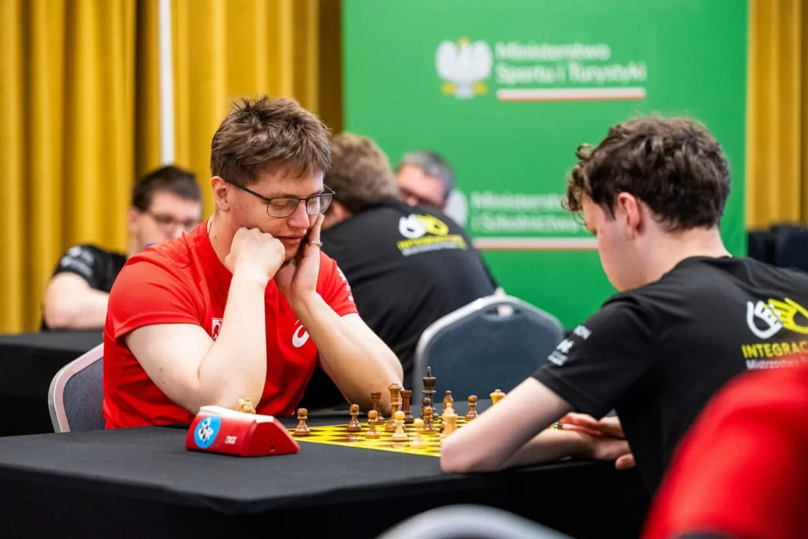 Szachista rozgrywający partię