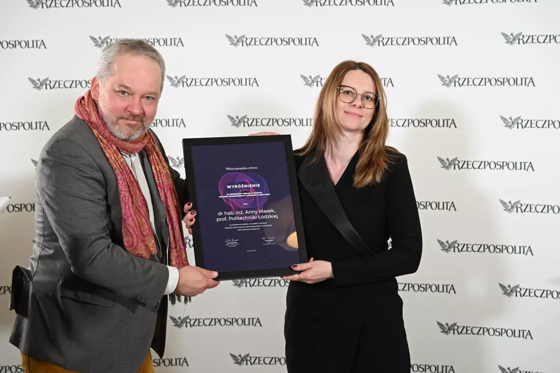 Dr hab. inż. Anna Masek, prof. PŁ otrzymała dyplom z rąk Michała Szułdrzyńskiego, redaktora naczelnego "Rzeczpospolitej"