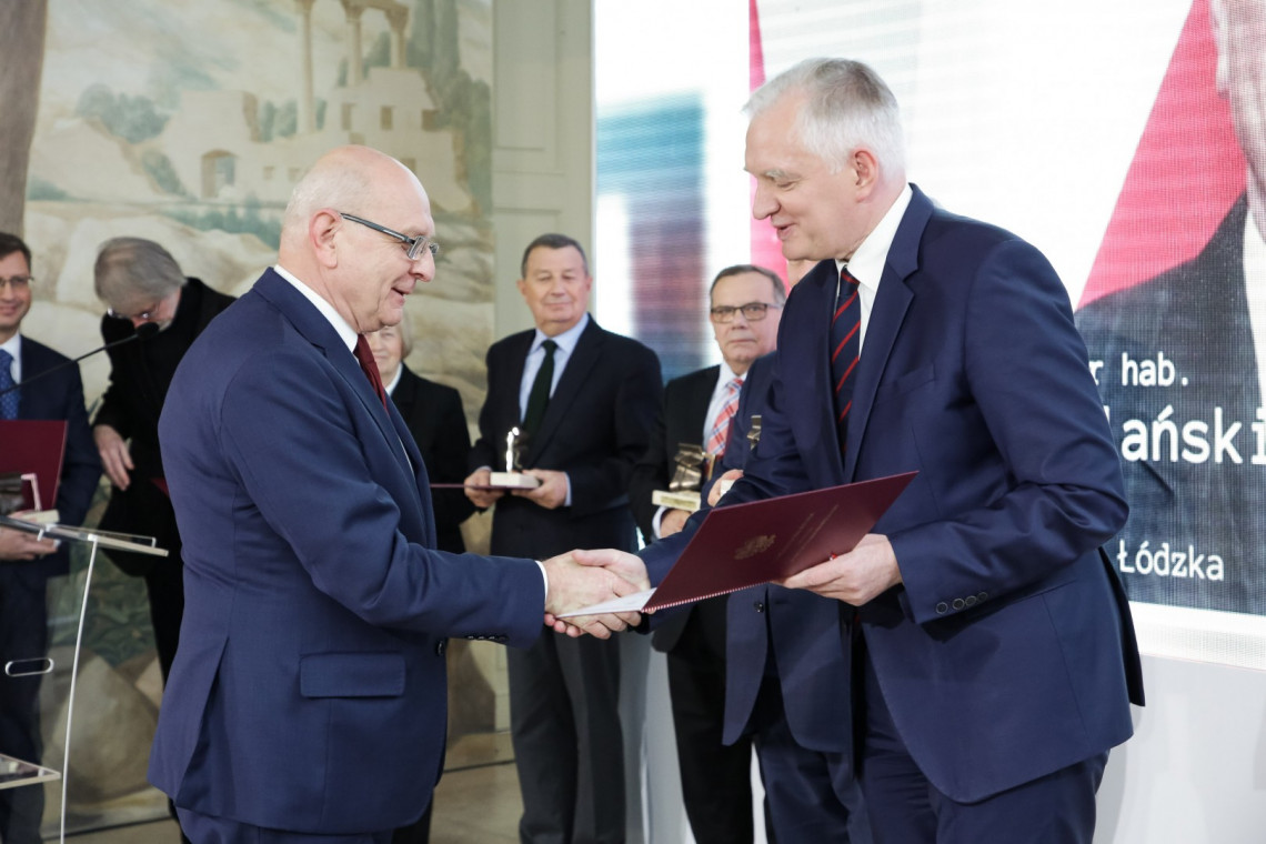 Nagrodę odbiera prof. Jacek Ulański