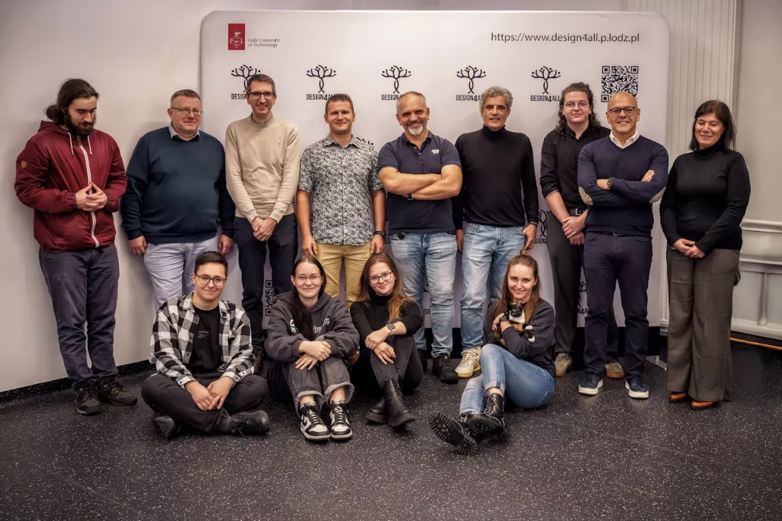 Uczestnicy spotkania - zdjęcie pozowane na tle ścianki 