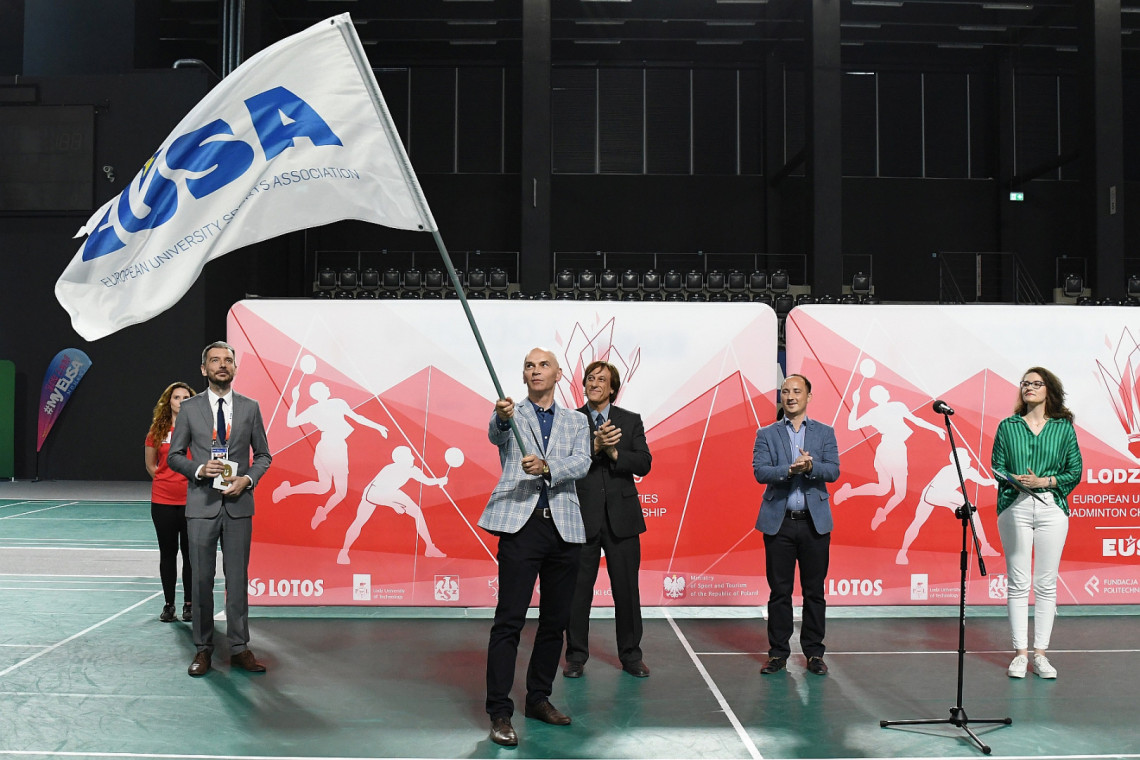 Prorektor prof. Witold Pawłowski przekazał flagę EUSA oraganizatorom AME w roku 2021