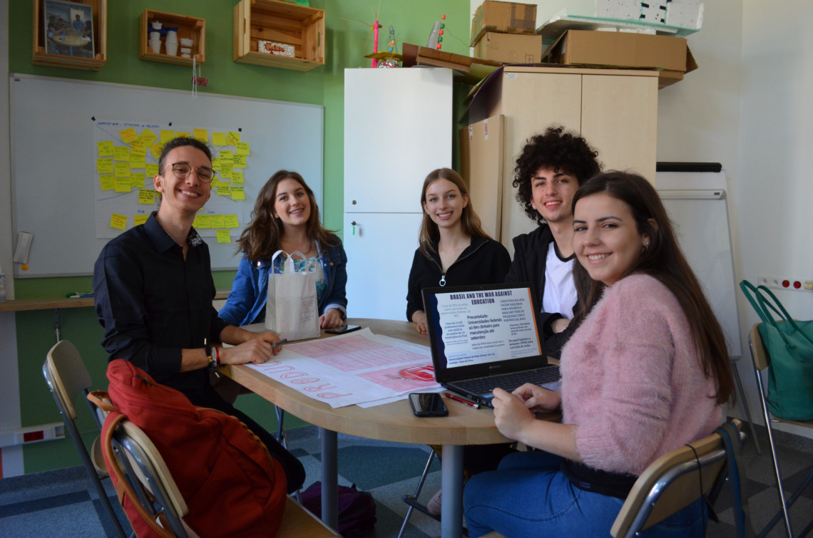 Młodzież z Brazylii w czasie zajęć Design Thinking
