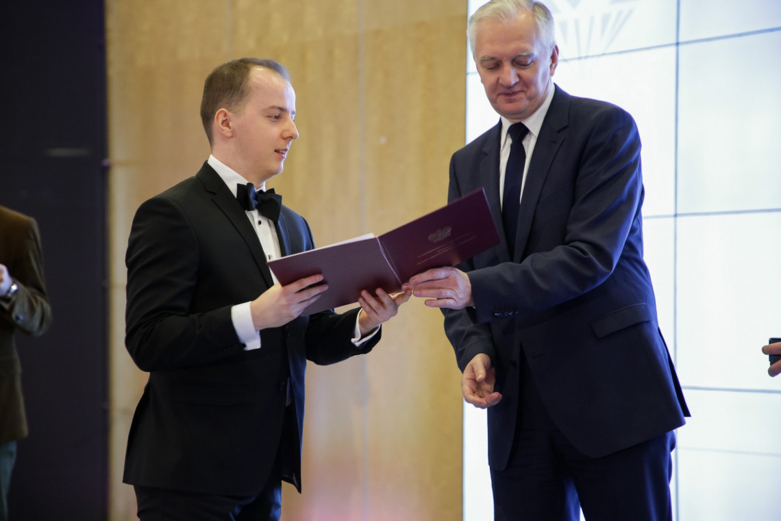 Diamentowy Grant wręcza wicepremier, minister nauki i szkolnictwa wyższego Jarosław Gowin.