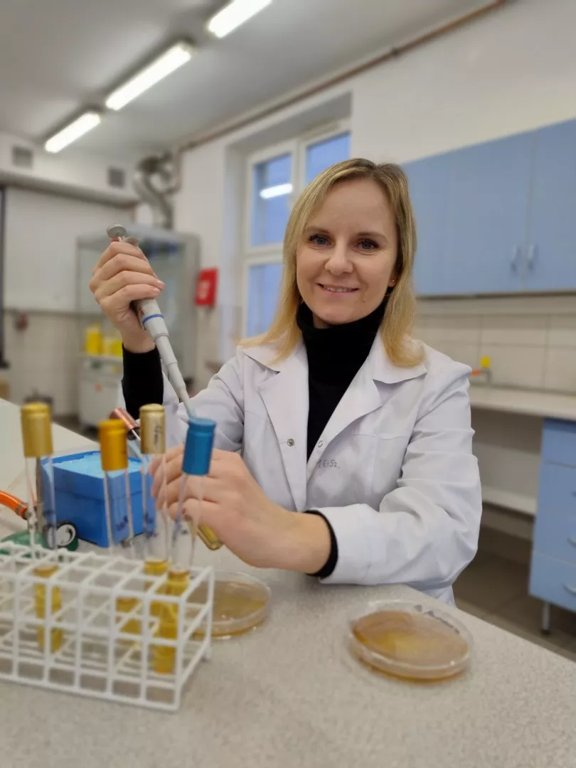 Dr inż. Magdalena Efenberger-Szmechtyk w laboratorium biotechnologicznym