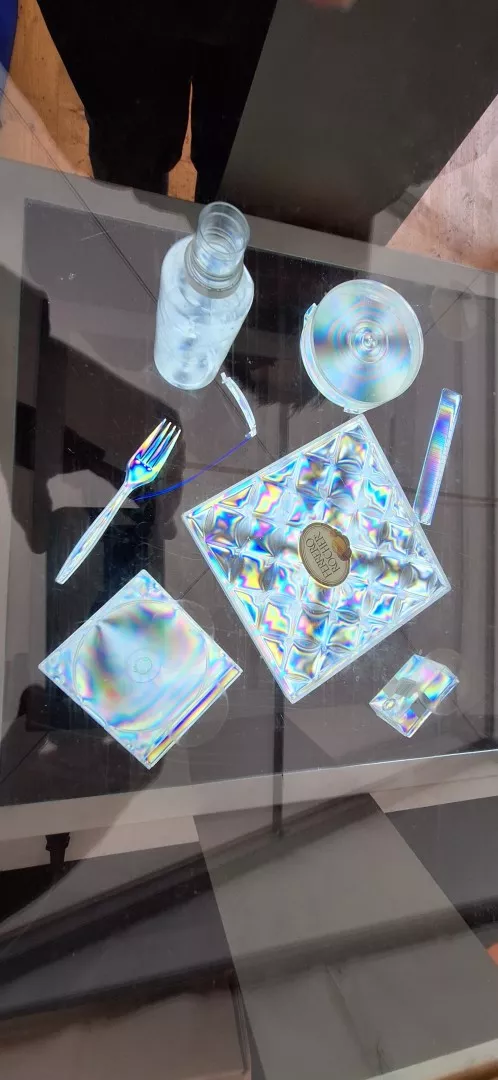 Kolorowe szkła leżące na stole