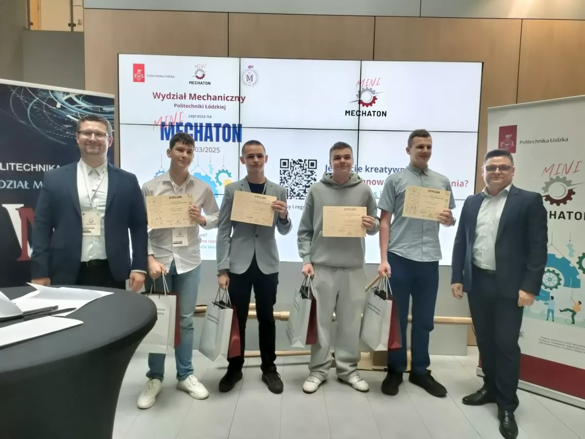 Laureaci I miejsca w konkursie z dyplomami w ręku