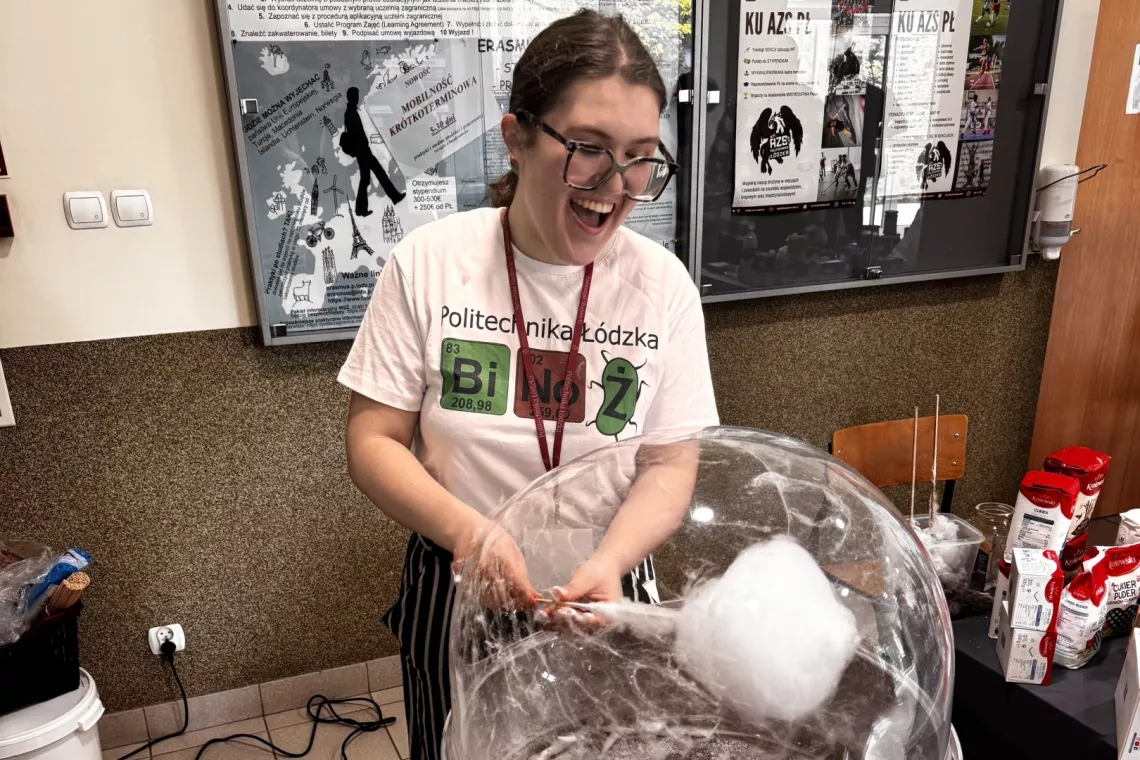 Osoba w podkoszulce z napisem BINOŻ kręci watę cukrową