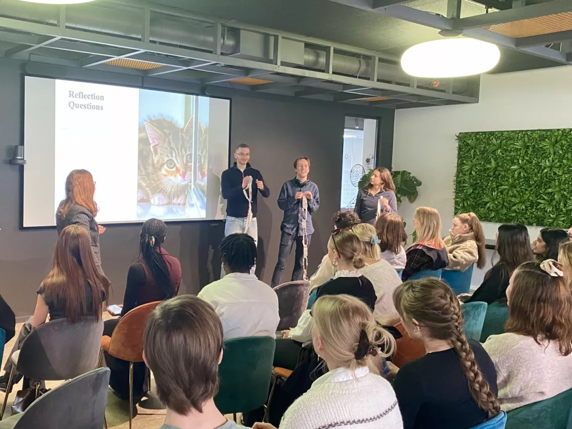 Grupa studentów w czasie zajęć wykładowych