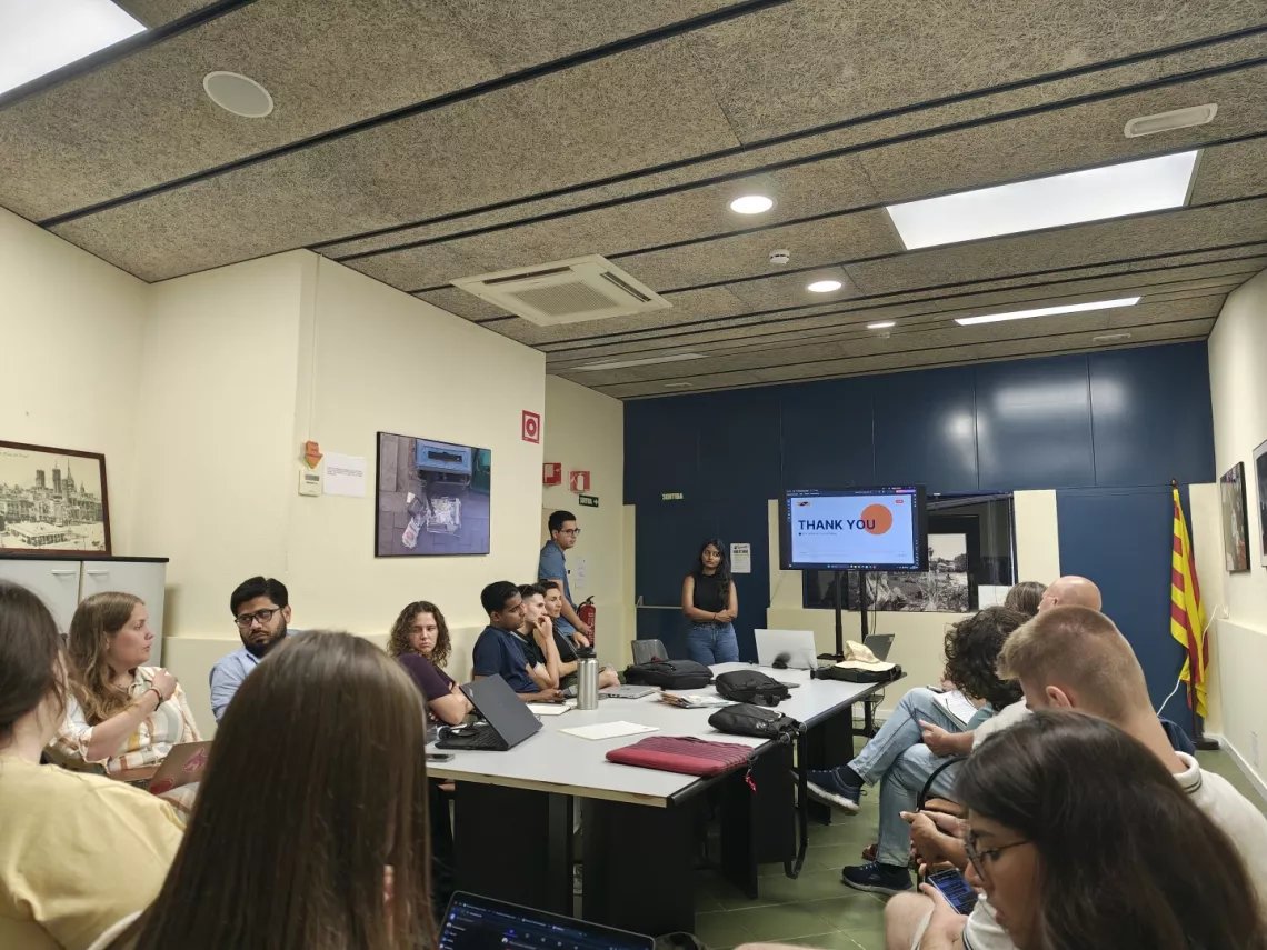 Grupa studentów w salli seminaryjnej prowadzi dyskusję