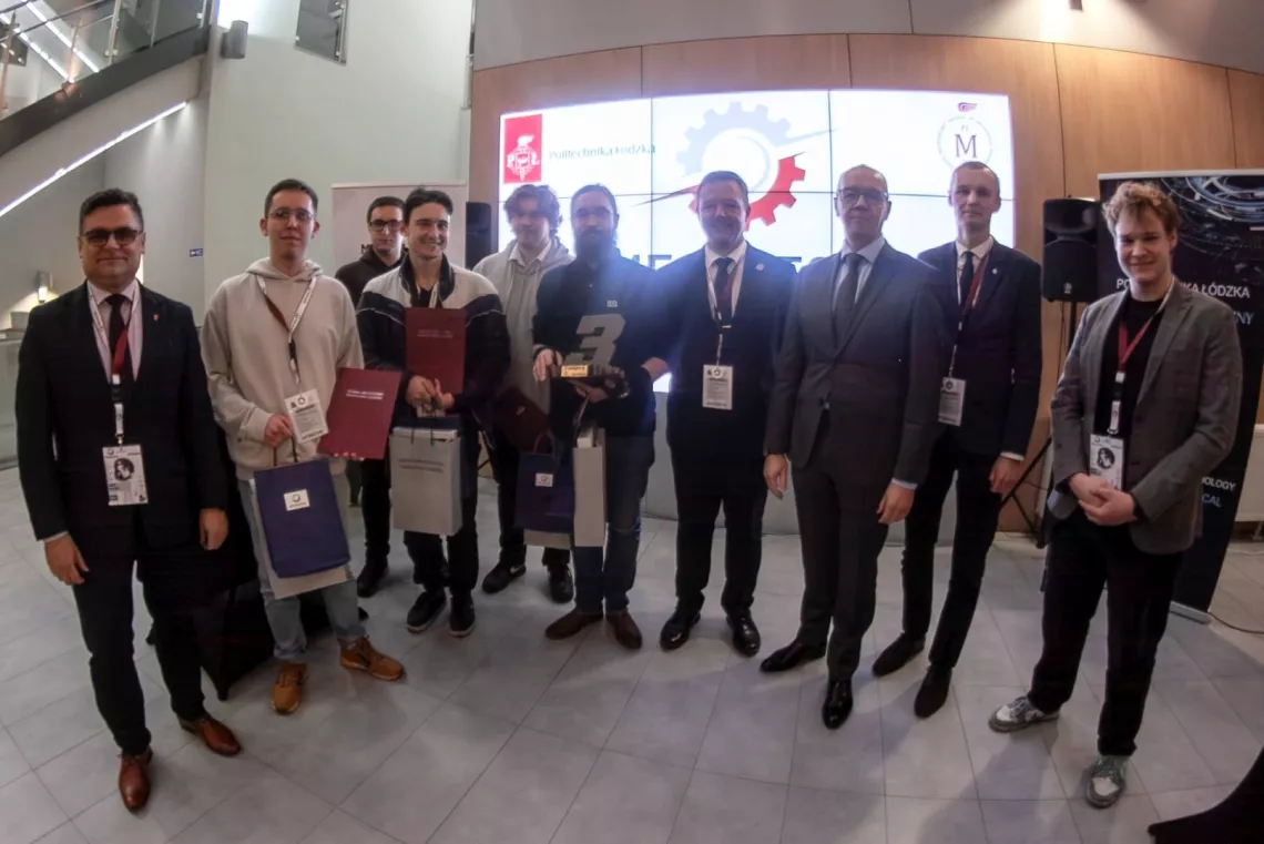 Laureaci 3. miejsca z dziekanem, przewodniczącym i członkmai jury