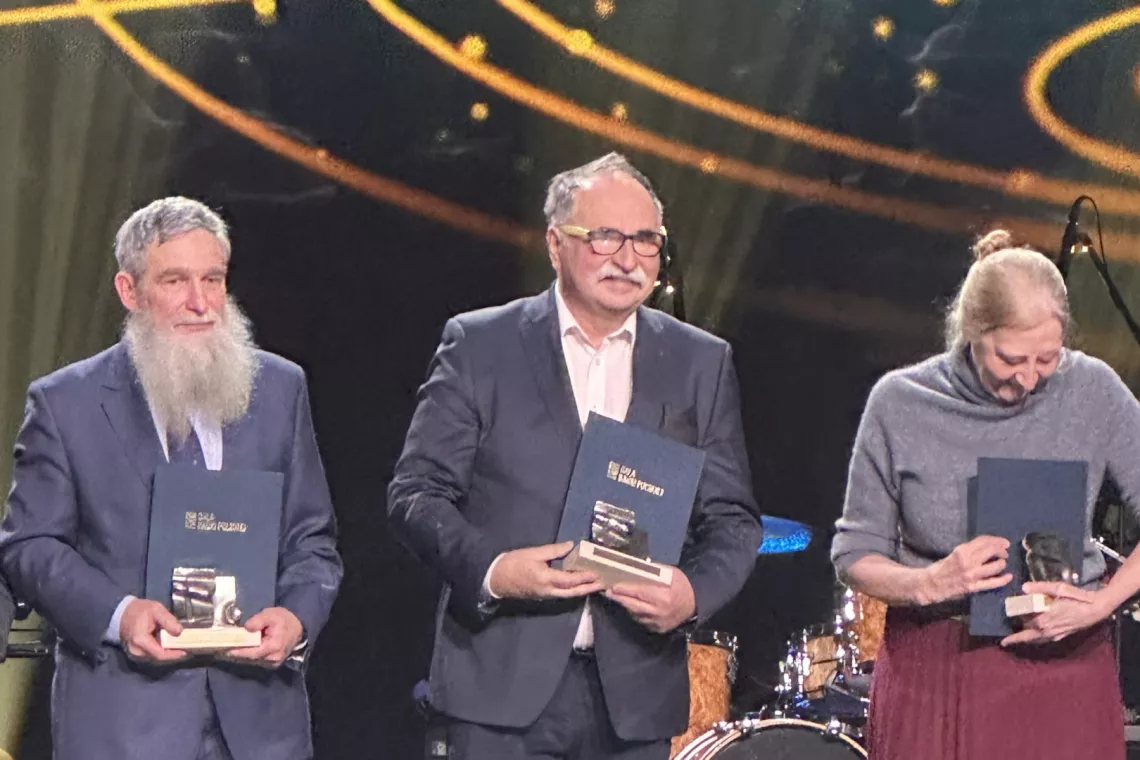 Troje naukowców z dyplomami nagrody ministra w rękach