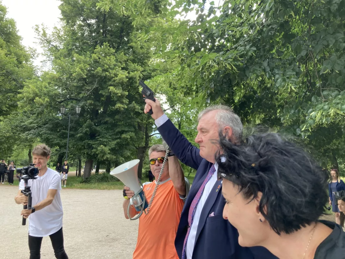 Wystrzał z pistoletu stratowego oddał rektor prof. Krzysztof Jóżwik, uruchamiając bieg, obok dyrektor dr Ewa Brochocka