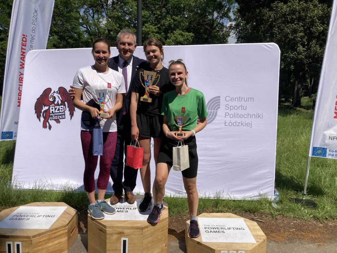 Najszybsze panie (od lewej): Ola Bednarek, Zuzanna Niciak i Magdalena Gajek z rektorem