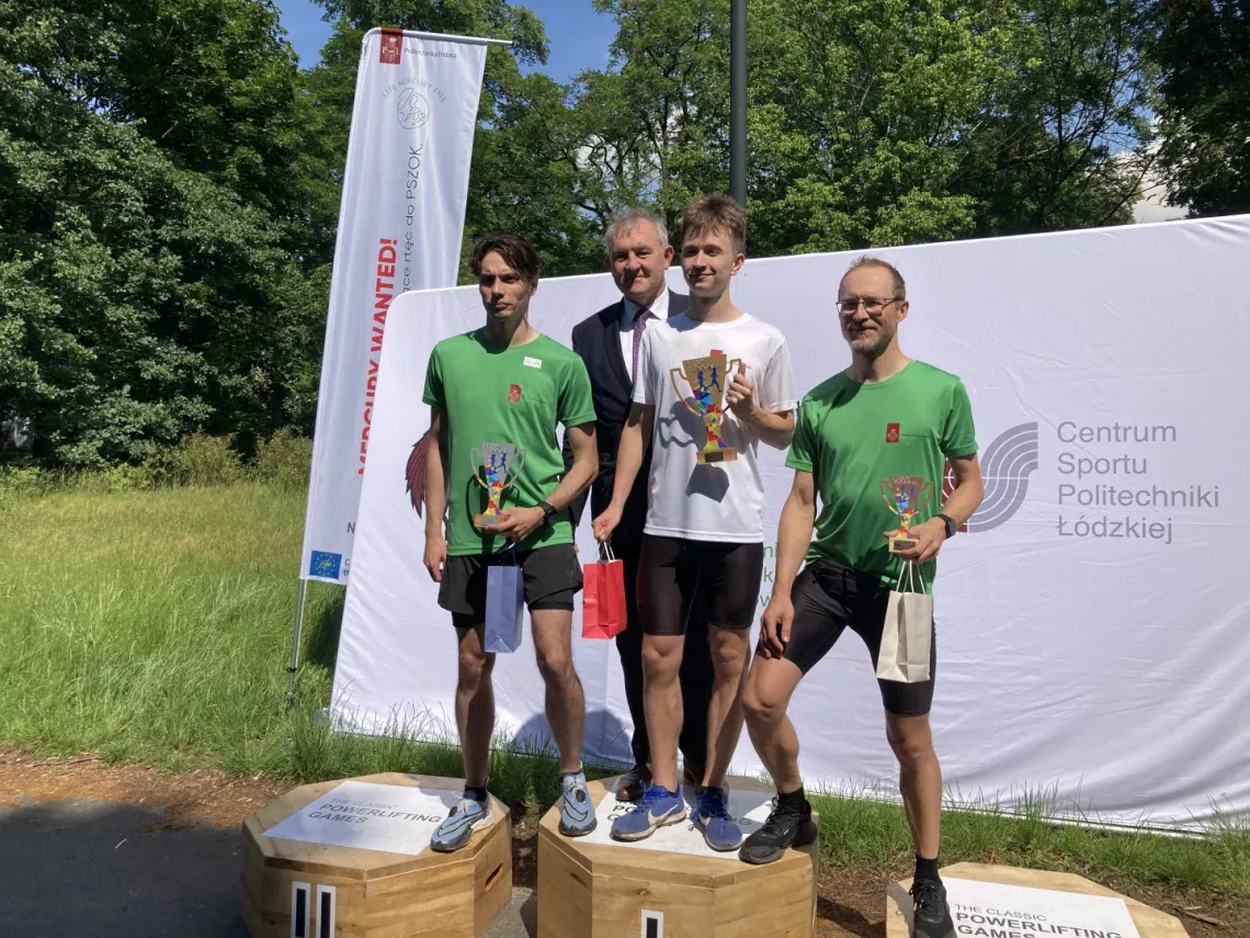 Najszybsi panowie (od lewej): Janusz Rogowski, Łukasz Centkowski i Konrad Jastrząbek  z rektorem