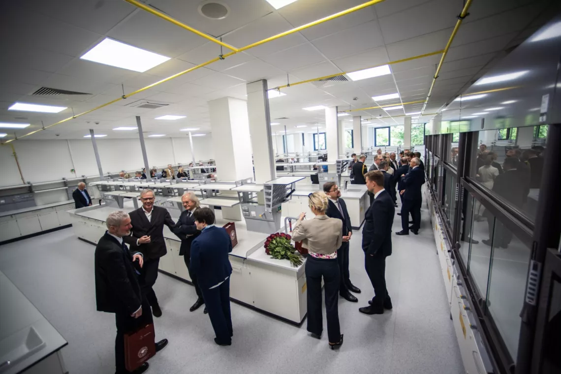 Duża przestrzeń laboratoryjna z wieloma stanowiskami