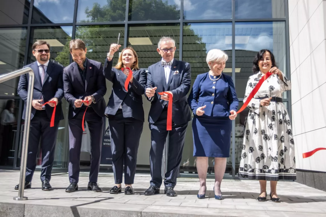 Przecięcie wstęgi przed wejściem do budynku