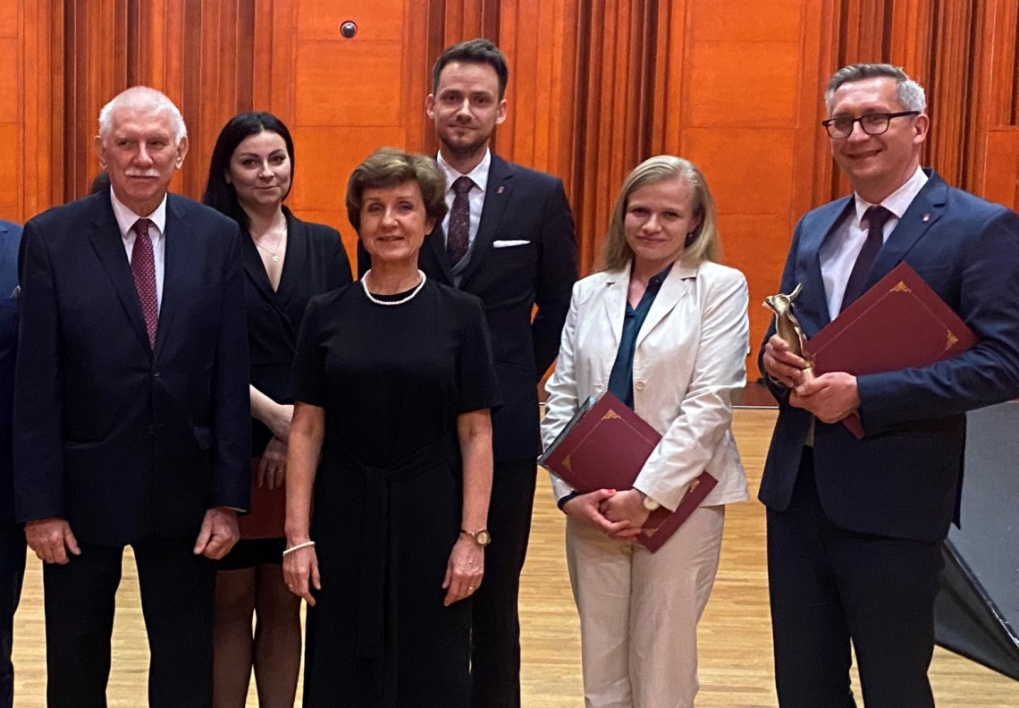 Od prawej prof. Łukasz Albrecht i dr inż. Beata Łukasik, laureaci z PŁ nagrody Łódzkie Eureka w kategorii Nauka. Obok prof. Antoni Różalski prezes ŁTN i rektor AMUz prof. Elżbieta Aleksandrowicz