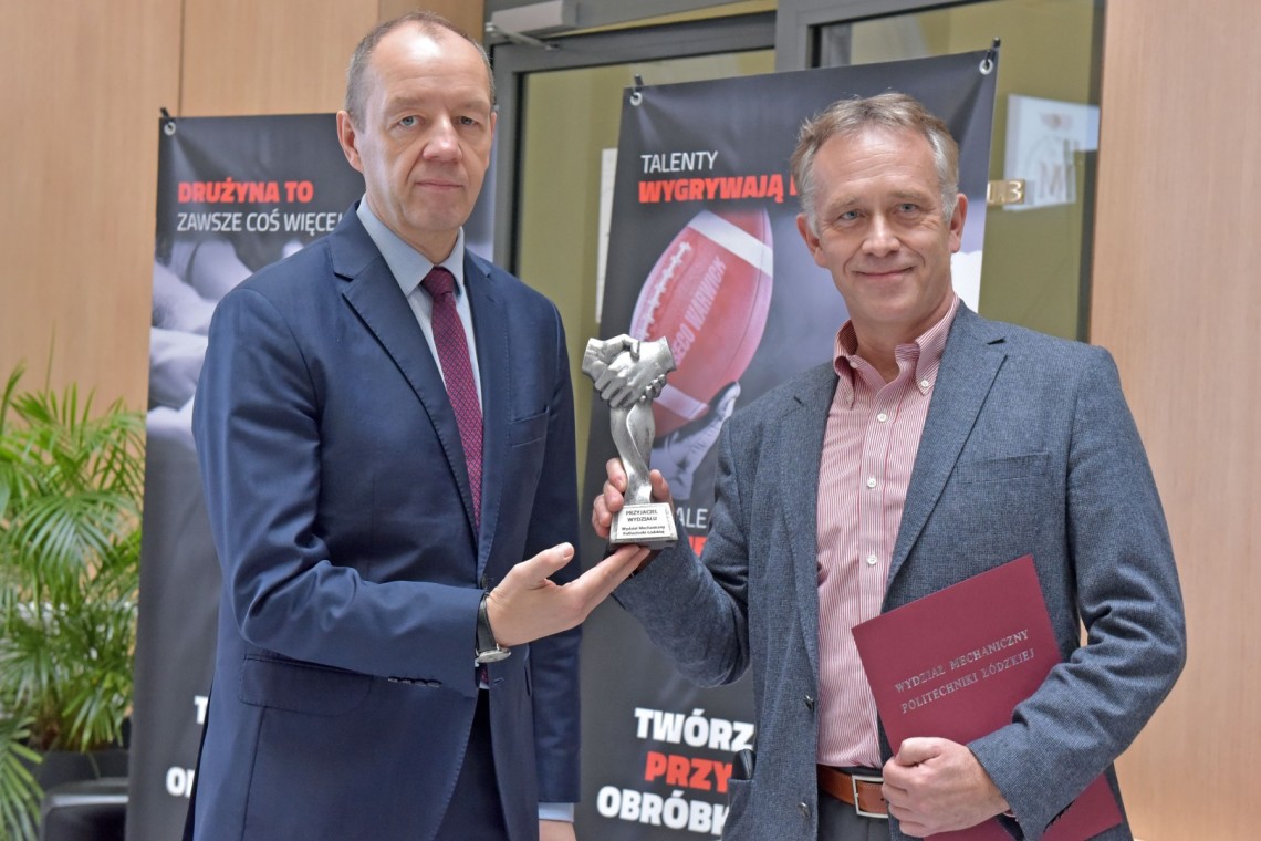 Wiceprezes Segmentu Pieców Próżniowych SECO/WARWICK dr inż. Maciej Korecki otrzymał od dziekana prof. Tomasza Kubiaka statuetkę Przyjaciela Wydziału Mechanicznego