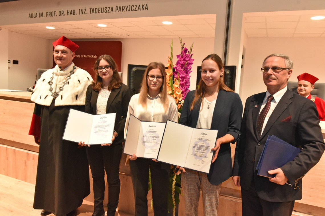 Laureatki nagrody w konkursie zorganizowanym przez Łódzką Radę Federacji FSNT-NOT z rektoremprof. Krzysztofem Jóźwikiem i prezesem zarządu dr. inz. Adamem Rylskim