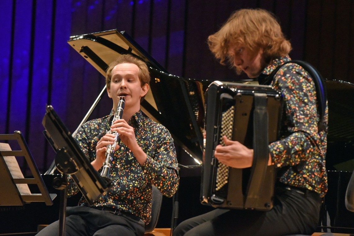 Duet Aleksander Stachowski (akordeon) i Dominik Domińczak (klarnet) brawurowo wykonał „Huculską mozaikę” 