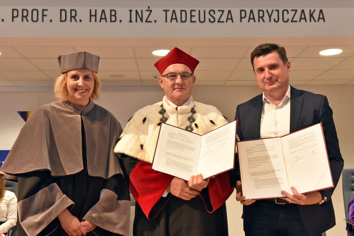 Porozumienie podpisano w czasie inauguracji IFE, od prawej: dyrektor FRSE dr hab. Paweł Poszytek, rektor prof. Krzysztof Jóźwik i dyrektor CWM dr inż. Dorota Piotrowska, prof. PŁ