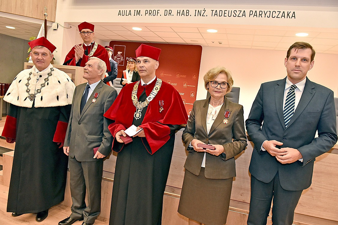 Odznaczeni Złotym Krzyżem Zasługi: (od lewej) dr inż. Ryszard Pawełek, dr hab. inż. Witold Pawłowski, prof. PŁ oraz dr hab. inż. Irena Wasiak, prof. PŁ w towarzystwie rektora prof. Krzysztofa Jóźwika i wojewody łódzkiego Tobiasza Bocheńskiego