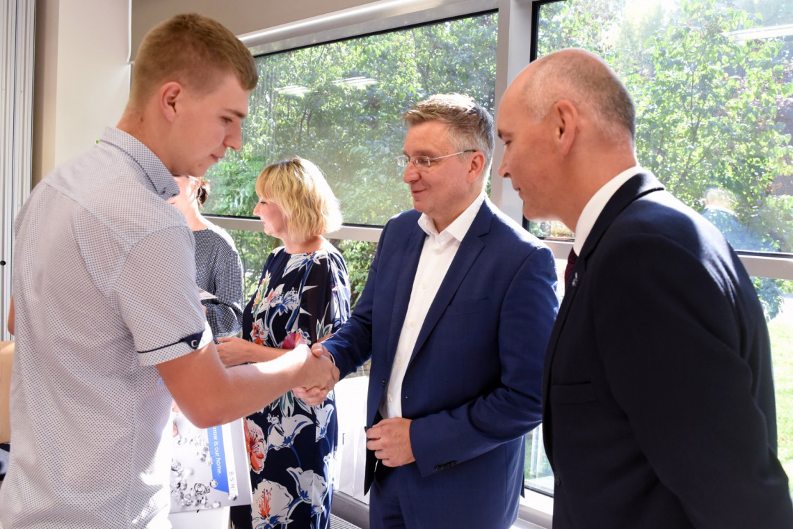 Gratulacje składa Członek Zarządu BSH, dyrektor oddziału łódzkiego  Oliver Giersberg, obok prorektor prof. PŁ Witold Pawłowski i Elżbieta Grochal kierownik Działu Personalnego firmy