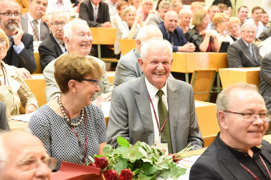 Uczestnicy obchodów. W środku uśmiechnięty  prof. Roman Zarzycki, który wygłosił wykład o zmianach klimatu.