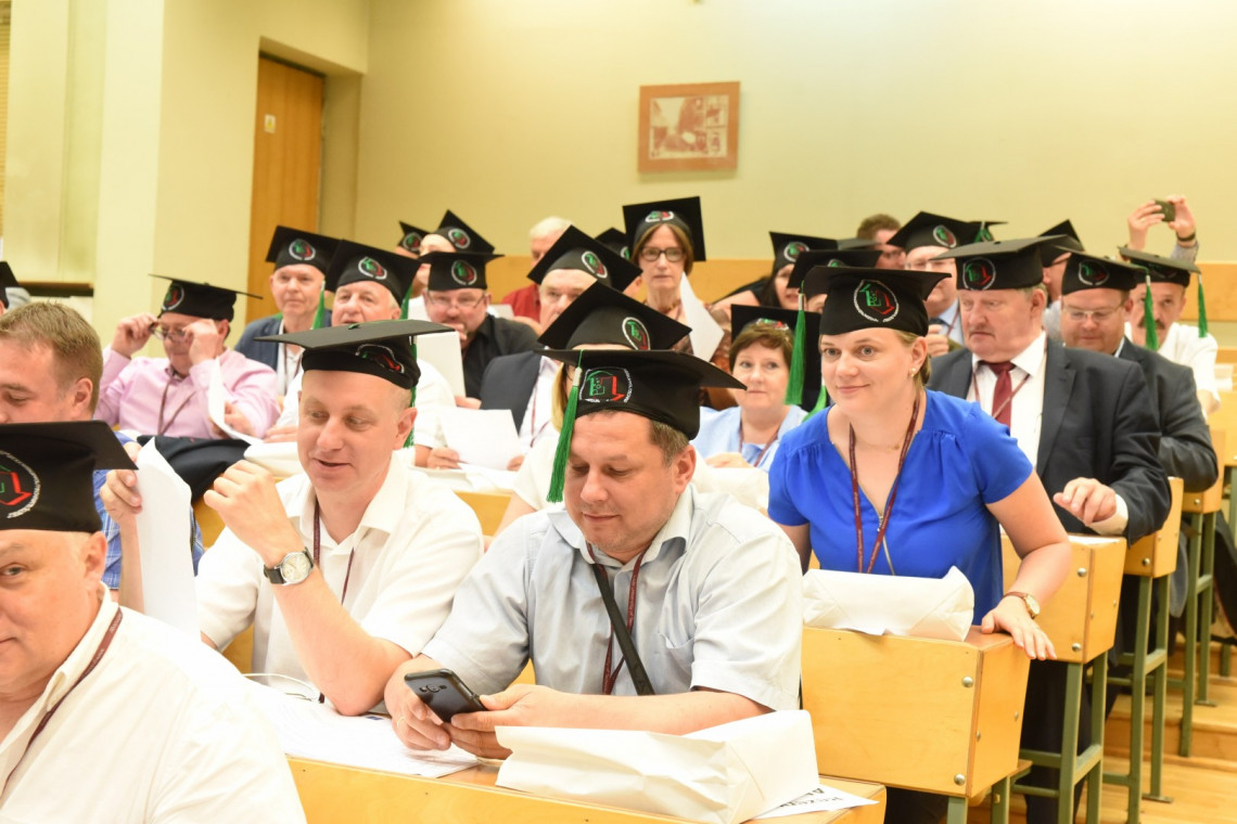 Uczestnicy jubileuszu  w okolicznościowych biretach akademickich.