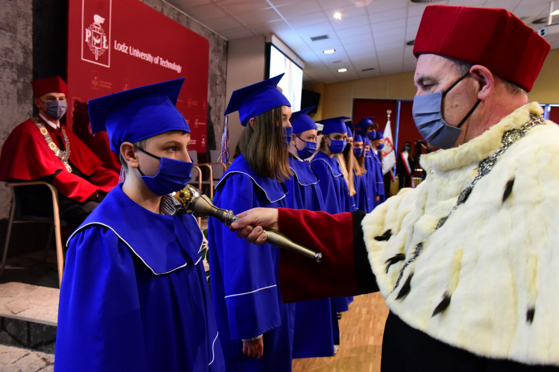 Rektor PŁ prof. Krzysztof Jóżwik przyjmuje młodych ludzi do grona nowych studentów FAMI